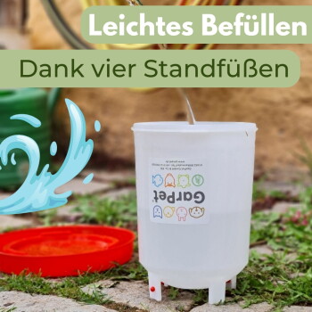Weißer Trinkbehälter für Haustiere auf vier Füßen wird befüllt, rote Schale daneben; Bannertext 'Leichtes Befüllen' und 'Dank vier Standfüßen'.