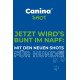 Blaues Poster mit Canina SHOT-Logo, grün-weißem deutschen Text „JETZT WIRD'S BUNT IM NAPF: MIT DEN NEUEN SHOTS FÜR HUNDE!“ und Pfotenabdrücken.
