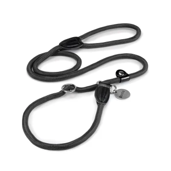 Schwarze geflochtene Hundeleine mit einem Schlaufenhandgriff und einem Metallclip, in einem wellenförmigen Muster auf einem weißen Hintergrund ausgelegt.