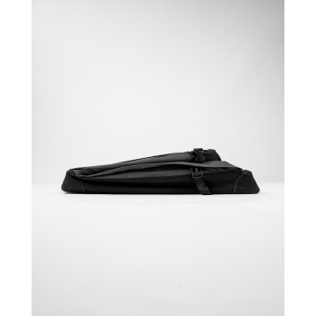 Eine schlanke, schwarze Haustiertragetasche, die flach auf einer weißen Oberfläche liegt, mit verstellbaren Riemen und einem stromlinienförmigen Design.