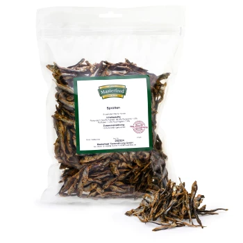 Kleine Sprotten 500 g Eine durchsichtige Plastiktüte, gefüllt mit kleinen getrockneten Fischen, beschriftet mit 'Masterfeed Premium Spratten' für Hunde, mit Nährwertinformationen und Zutaten.