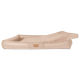 Beiges Hundebett mit einer plüschigen Oberfläche und erhöhten Rändern, mit einem kleinen Lederetikett mit dem Markennamen.