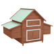 Holzhaustierhaus mit einem geneigten grünen Dach, zwei Vordertüren und Seitenfächern für kleine Tiere.
