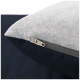 Nahaufnahme eines Haustierbettes mit einer weichen grauen Fleece-Oberseite und einem dunklen marineblauen Boden, mit einem sichtbaren Reißverschluss für einfache Entfernung und Reinigung.