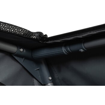 Nahaufnahme des Innenraums eines Haustierwagens, der den schwarzen Stoff, das Netzoberteil und den grauen Metallrahmen mit verstellbaren Komponenten zeigt.