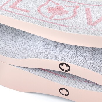 Gestapelte Kratzmöbel für Haustiere mit einer hellrosa Basis und einer strukturierten grauen Oberfläche, mit einem Katzenlogo und dem Wort "LOVE" in Pink.