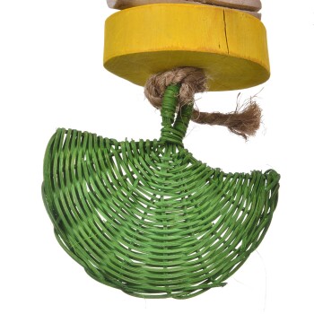 Buntes Vogelspielzeug mit einem grünen geflochtenen Korb, einem gelben Holzoberteil und einem Naturfaserseil, entworfen für die Unterhaltung von Haustieren.