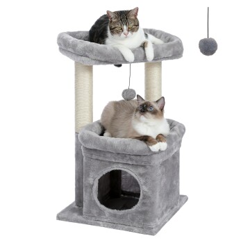 Zwei Katzen, die auf einem grauen Katzenbaum mit einer gemütlichen oberen Plattform und einem Versteck darunter entspannen, mit einem hängenden Spielzeug.
