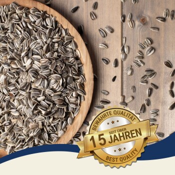 Eine Holzschale gefüllt mit Sonnenblumenkernen, mit einigen Kernen, die auf einer Holzoberfläche verstreut sind. Ein Abzeichen liest "Beste Qualität" und "10 Jahre" auf Deutsch.