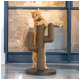 Eine verspielte orange getigerte Katze klettert an einem kaktusförmigen Kratzbaum aus Seil, vor einem modernen Innenraum.