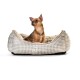 Ein kleiner brauner Hund sitzt in einem gemütlichen, beigen karierten Haustierbett mit einem weichen Innenraum, in dem der Markenname "HUNTER" deutlich angezeigt wird.