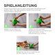 Anleitung für ein Haustier-Puzzleballspielzeug, mit einem grünen Ball mit plüschigen Schwänzen, das zeigt, wie man ihn mit Leckerlis füllt und einen Hund beim Spielen beobachtet.