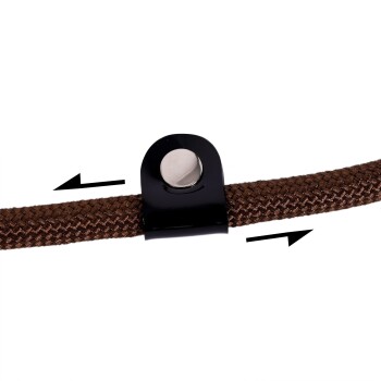 Nahaufnahme einer braunen geflochtenen Haustierleine mit einem schwarzen Clip, die den Mechanismus des Clips zur Anpassung der Leinenlänge zeigt.