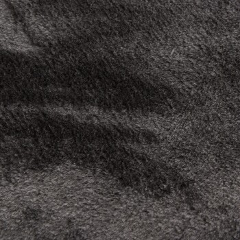 Nahaufnahme einer weichen, dunkelgrauen Haustierdecke mit einer strukturierten Oberfläche, ideal um Haustiere warm und bequem zu halten.