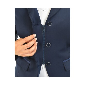 Eine Nahaufnahme einer Hand einer Frau, die den Reißverschluss einer marineblauen Jacke anpasst, mit zwei Knöpfen und einem Taschendetail.