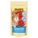 Verpackung für Katzensnacks zeigt eine verspielte orangefarbene Katze, die sich die Lippen leckt, mit roten Wurstleckereien und dem Text 'Keine zugesetzten Zucker.'