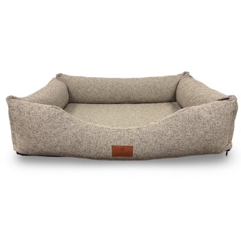 Rechteckiges beige Tweed-Hundebett mit erhöhten Seitenrändern und abgesenkter Vorderseite sowie braunem Lederetikett mit der Aufschrift 'PETLIVING'.