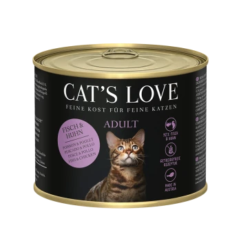 Cat's Love Dosenfutter für Erwachsene, mit einer Katze auf dem Etikett, mit dem Text, der 92% Fisch und Huhn, getreidefreies Rezept, hergestellt in Österreich, angibt.