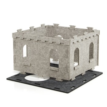 Graues Filzhaustier-Schloss mit ausgeschnittenen Fenstern und einem schwarzen Boden, entworfen für kleine Haustiere zum Spielen und Verstecken.