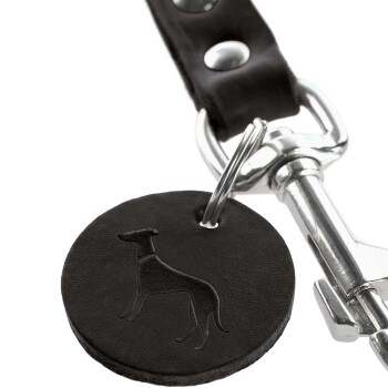Schwarzes Leder-Hundemarke mit einer geprägten Silhouette eines Hundes, befestigt an einem silbernen Metallclip.