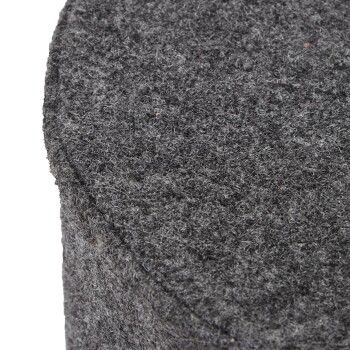 Nahaufnahme eines grauen Filz-Haustierbettes, das seine weiche Textur und runde Form zeigt, ideal für den Komfort von Haustieren.