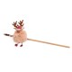 Ein verspieltes Katzenspielzeug mit einem flauschigen rosa Pom-Pom mit einem Rentiergesicht, Geweihen und roten Füßen, die an einem Holzstab befestigt sind.