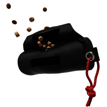 Futterbeutel - Futterdummy zum Apportieren schwarz Eine schwarze Leckerlitasche für Haustiere mit einem roten Kordelzug, die kleine braune Kibble-Stücke vor einem weißen Hintergrund ausspuckt.