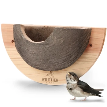 Ein Holzvogelhaus mit einem gebogenen, steinartigen Nistbereich, mit dem Logo "WILDTIER LIEBE," neben einem kleinen Vogel, der nach oben schaut.
