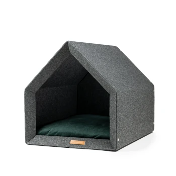 Grau gefilztes Haustierhaus mit einem dreieckigen Dach und einem grünen Kissen im Inneren, mit einem kleinen Holzschild an der Vorderseite.