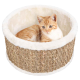 Ein flauschiges orange-weißes Kätzchen ruht in einem runden, geflochtenen Katzenbett mit einem weichen, weißen Innenraum und einem Außenmaterial aus Naturfasern.