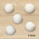 Fünf weiße, runde Haustierspielzeuge auf einer Holzoberfläche, beschriftet mit "5 Stück" in der unteren rechten Ecke.