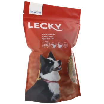 Rote Tüte LECKY Hundefutter mit einem schwarz-weißen Hund mit blauen Augen, beschriftet mit "Lamm und Reis" in mehreren Sprachen.