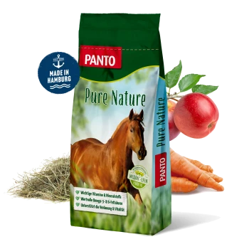 PANTO Pferdefuttertüte mit einem braunen Pferd, Äpfeln, Karotten und Heu; der Text hebt Vitamine, Mineralien und Unterstützung der Verdauung hervor.