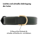Grüner Lederhundehalsband mit einem goldenen D-Ring für eine einfache Leinenbefestigung, mit Text, der die schnelle und einfache Nutzung hervorhebt.