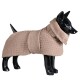Ein schwarzer Mannequin-Hund, der einen gemütlichen, hellbraunen, strukturierten Haustiermantel mit hohem Kragen trägt und ein stilvolles Design zeigt.
