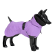 Ein schwarzes Hundemanikin, das einen stilvollen lila Regenmantel mit hohem Kragen und verstellbarem Schnallenriemen trägt.