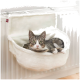 Eine gemütliche weiße Katzenbett, die an einem Heizkörper befestigt ist, mit einer entspannten Katze, die darin liegt.
