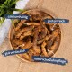 Eine Holzschale mit getrockneten Haustierleckereien, beschriftet auf Deutsch: "calciumhaltig", "proteinreich", "gut verdaulich" und "natürliche Zahnpflege."