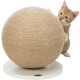 Eine verspielte orange-getigerte Katze interagiert neugierig mit einer großen, runden Sisal-Kratzkugel auf einer weißen Basis.