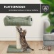 Eine getigerte Katze kratzt an einem kleinen grünen Katzenbaum mit einem gemütlichen Bett, das mit "PLATZSPAREND" und "Komfortabler Kratzbaum" beschriftet ist.