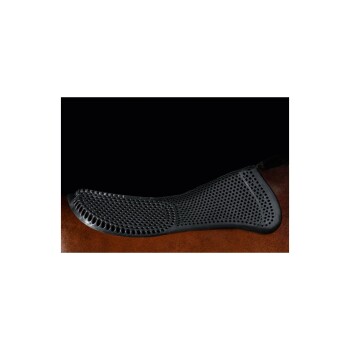 Schwarze perforierte Satteldecke, die auf dem Rücken eines braunen Pferdes liegt, und ihr ergonomisches Design für Komfort und Unterstützung zeigt.