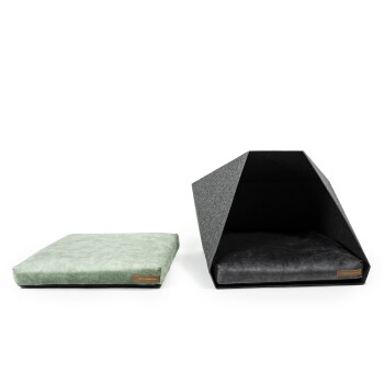 Ein grünes Haustierkissen neben einem schwarzen, zeltförmigen Haustierbett mit einem weichen Innenraum, beide mit kleinen Markenetiketten.