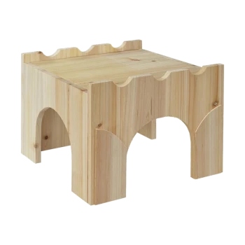 Tabouret pour animaux en bois avec un design en arc, comportant un dessus lisse et des découpes sur les côtés, idéal pour les petits animaux.