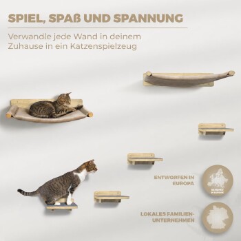 Zwei getigerte Katzen auf wandmontierten Holz-Katzenregalen und Hängematten. Sichtbarer Text: ‚SPIEL, SPAß UND SPANNUNG‘.