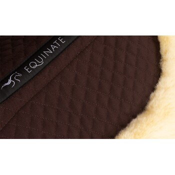 Braune, gesteppten Pferdedecke mit weicher cremefarbener Fütterung, mit einem schwarzen Etikett, auf dem 'EQUINATE' mit einer Pferdesilhouette steht.