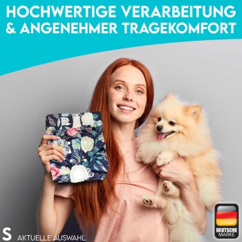 Eine Frau hält eine florale Tierwindel und einen flauschigen Pomeranian vor einem blauen Hintergrund. Text: "HOCHWERTIGE VERARBEITUNG & ANGENEHMER TRAGEKOMFORT."