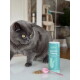 Zwei türkisfarbene KatKare Calm Cat Topping-Dosen mit Katzenillustration, 'Vital-Topping'-Label und kleinen Symbolen