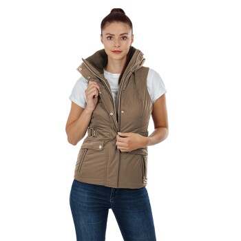 Eine Frau trägt eine stilvolle braune Weste über einem weißen T-Shirt, mit einem Reißverschluss vorne und Seitentaschen, in einem lässigen Outfit.