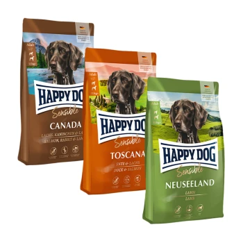 Drei Beutel Happy Dog Sensible Hundefutter: Kanada (Lachs, Kaninchen, Lamm), Toscana (Ente, Lachs) und Neuseeland (Lamm), jeweils für erwachsene Hunde gekennzeichnet.