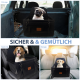 Ein Mops in einem Autositz für Haustiere, der im Kofferraum, auf den Vordersitzen und auf den Rücksitzen gezeigt wird. Text: "SICHER & GEMÜTLICH".